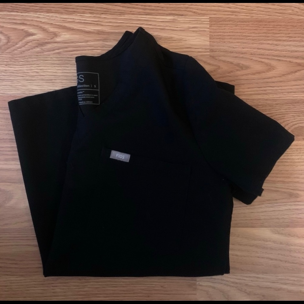 FIGS set in black - Catarina One Pocket Top with High Waisted Yola Skinny Pants